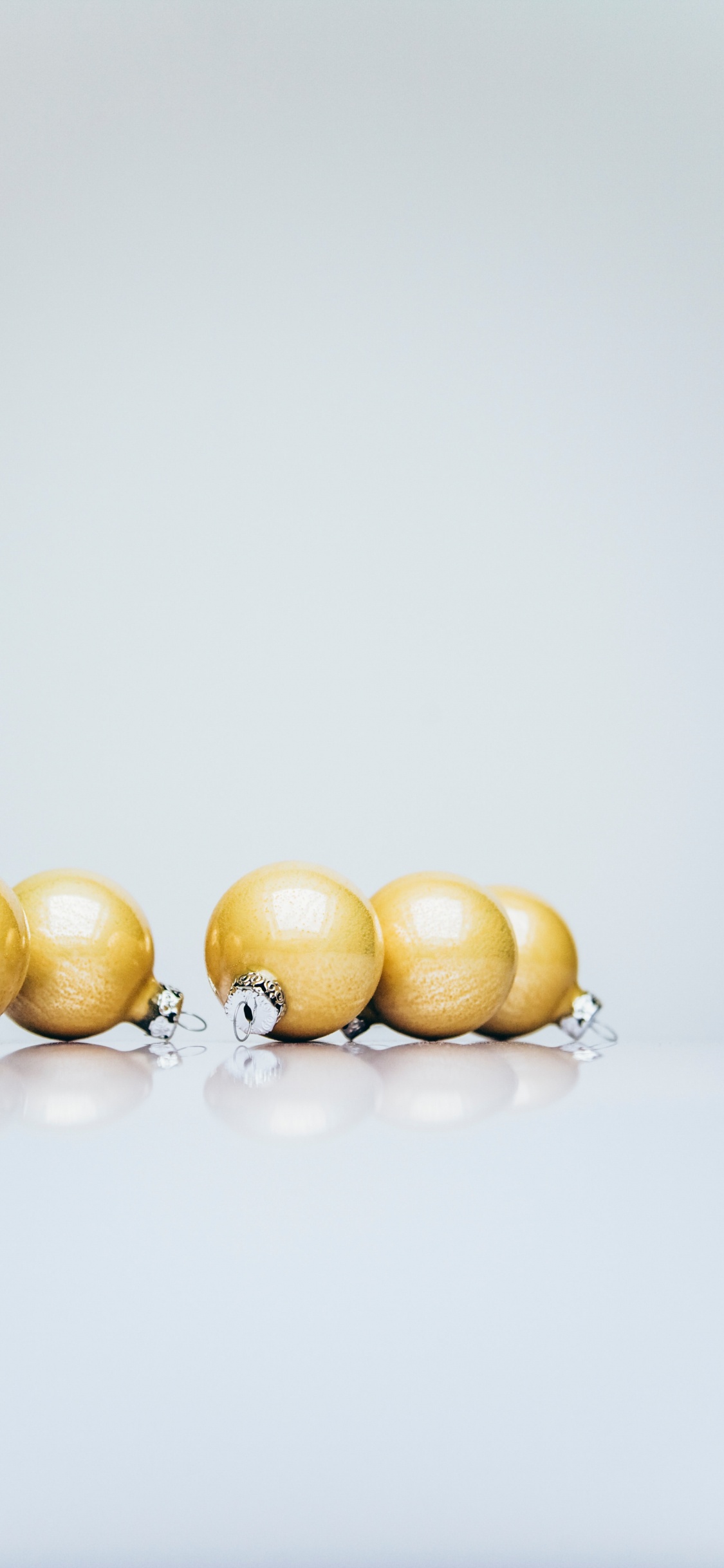 Yellow and White Beaded Accessory. Wallpaper in 1125x2436 Resolution