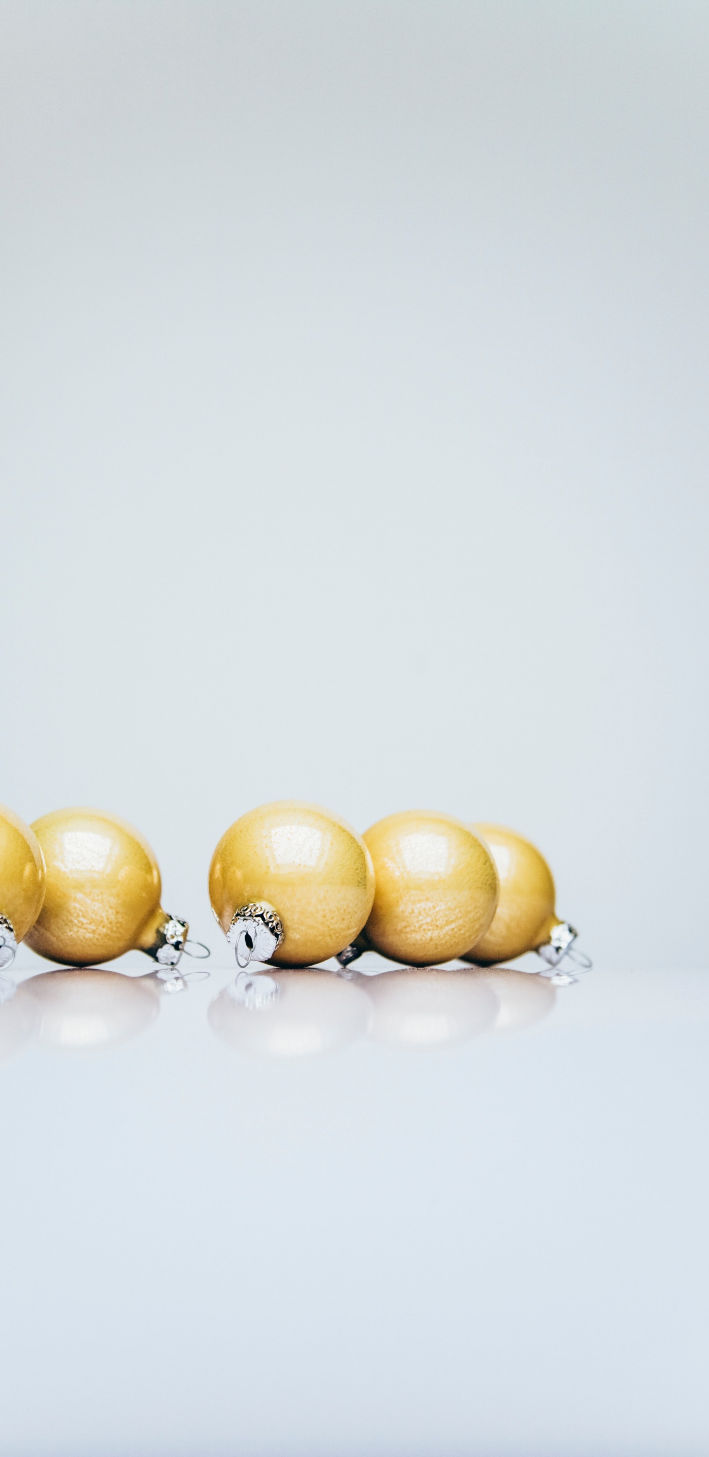 Yellow and White Beaded Accessory. Wallpaper in 1440x2960 Resolution