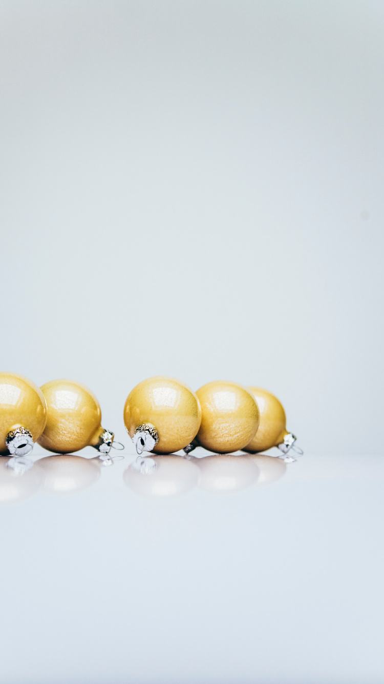 Yellow and White Beaded Accessory. Wallpaper in 750x1334 Resolution