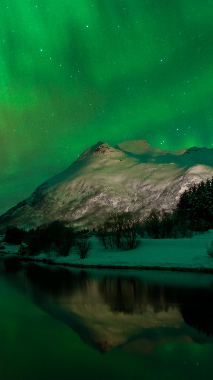 Tagsüber Grüner Und Weißer Berg in Der Nähe Eines Gewässers. Wallpaper in 720x1280 Resolution