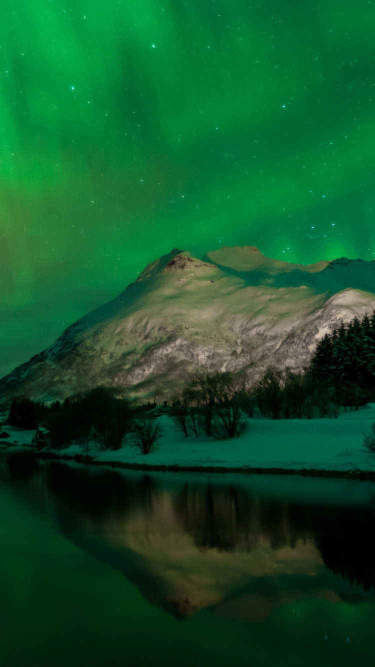 Montagne Verte et Blanche Près D'un Plan D'eau Pendant la Journée. Wallpaper in 750x1334 Resolution