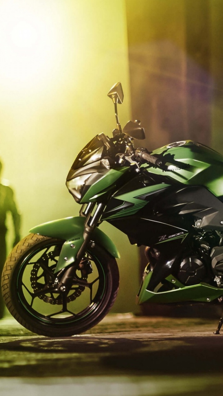 Green and Black Sports Bike. Wallpaper in 720x1280 Resolution