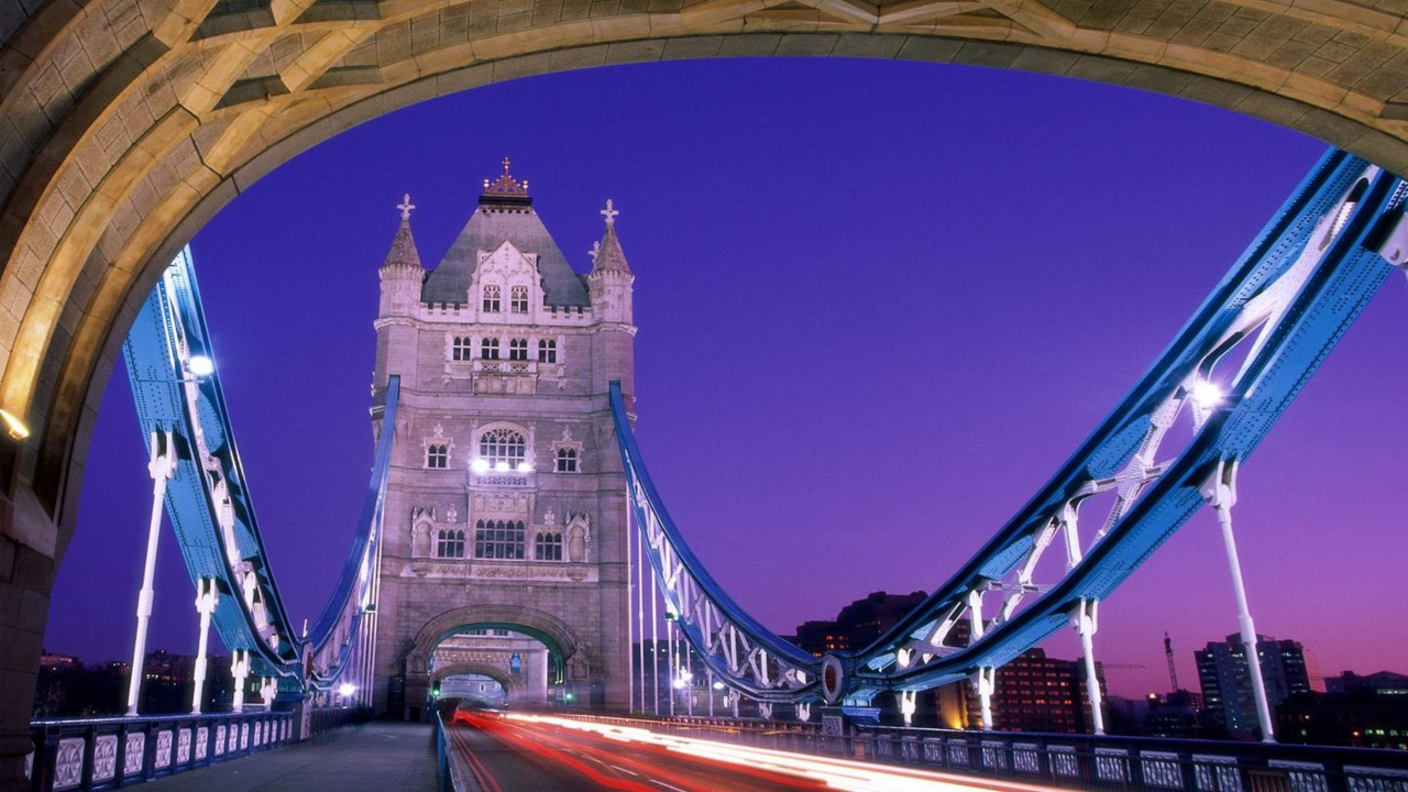 Voitures Sur le Pont Pendant la Nuit. Wallpaper in 1280x720 Resolution