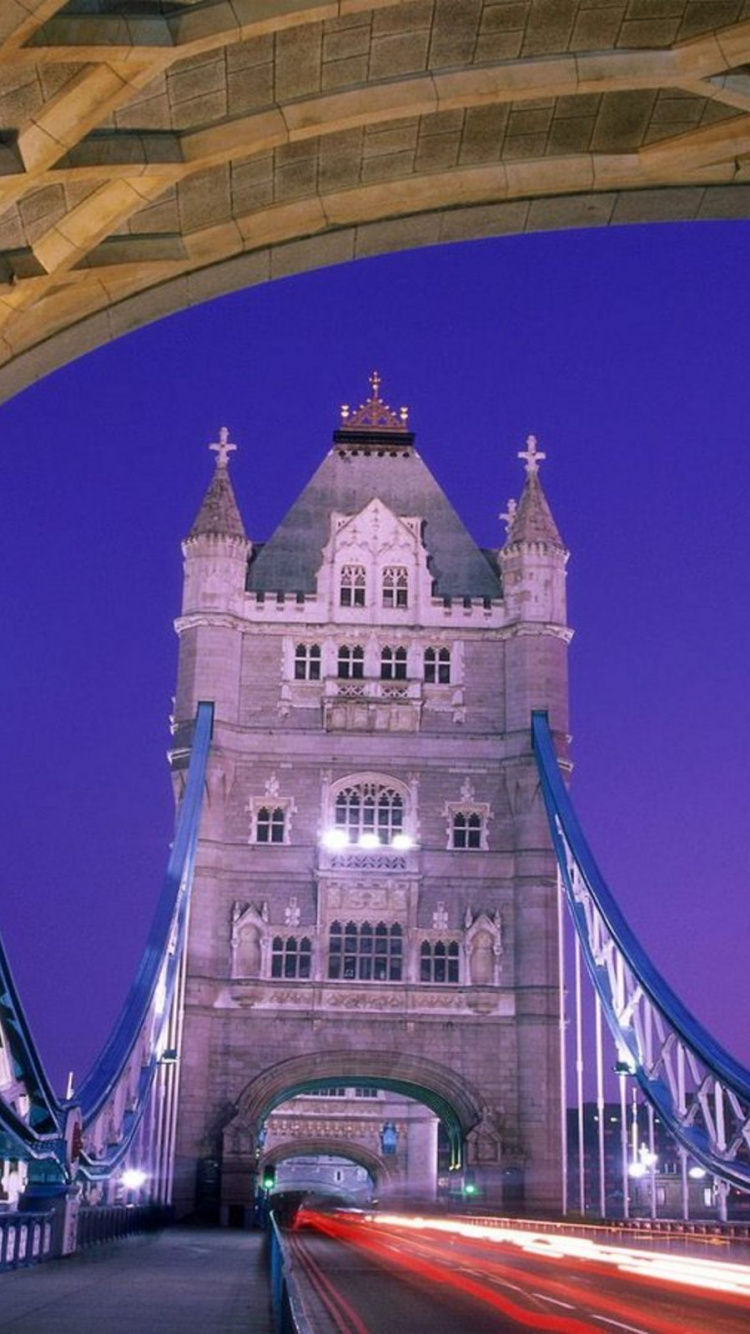 Voitures Sur le Pont Pendant la Nuit. Wallpaper in 750x1334 Resolution