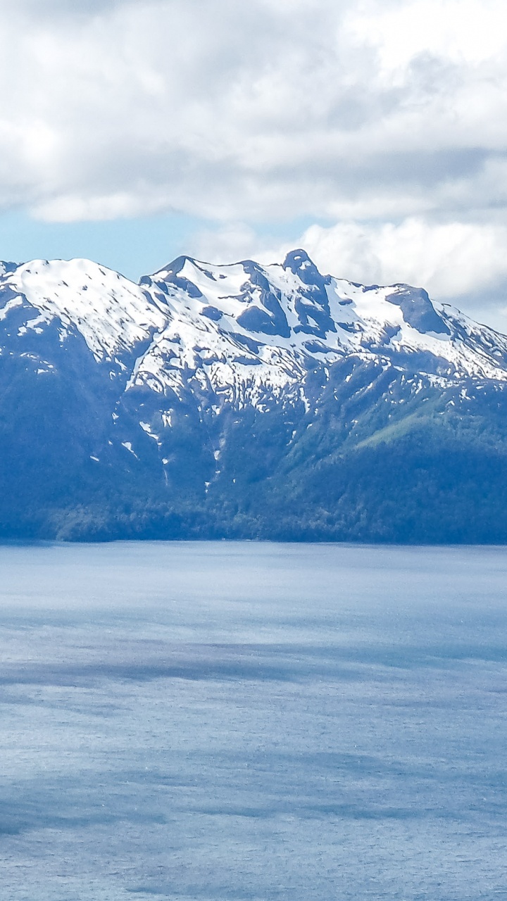 Montaña Cubierta de Nieve Cerca Del Cuerpo de Agua Durante el Día. Wallpaper in 720x1280 Resolution