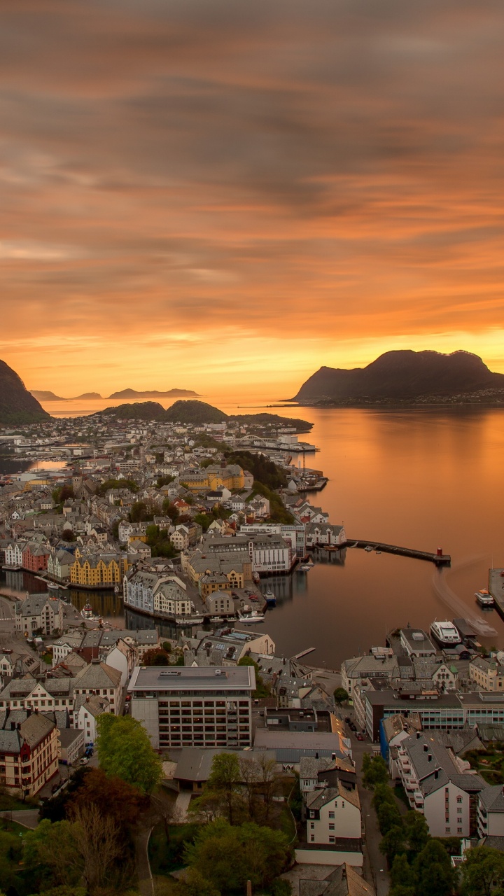 City Near Body of Water During Sunset. Wallpaper in 720x1280 Resolution