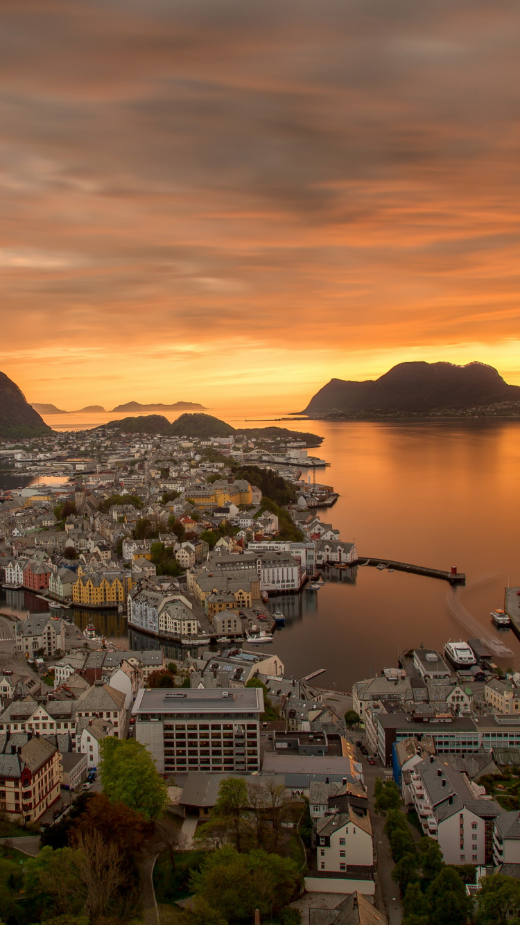 City Near Body of Water During Sunset. Wallpaper in 750x1334 Resolution