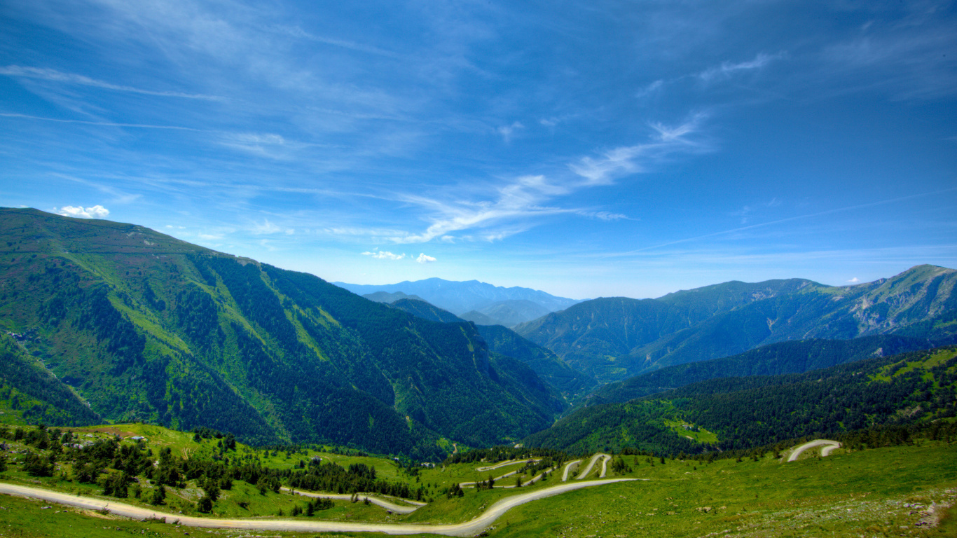 Montañas Verdes Bajo un Cielo Azul Durante el Día. Wallpaper in 1366x768 Resolution