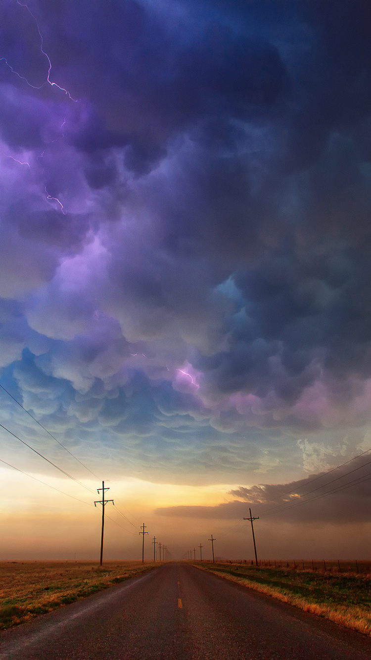 Campo Marrón Bajo un Cielo Azul y Nubes Blancas Durante el Día. Wallpaper in 750x1334 Resolution