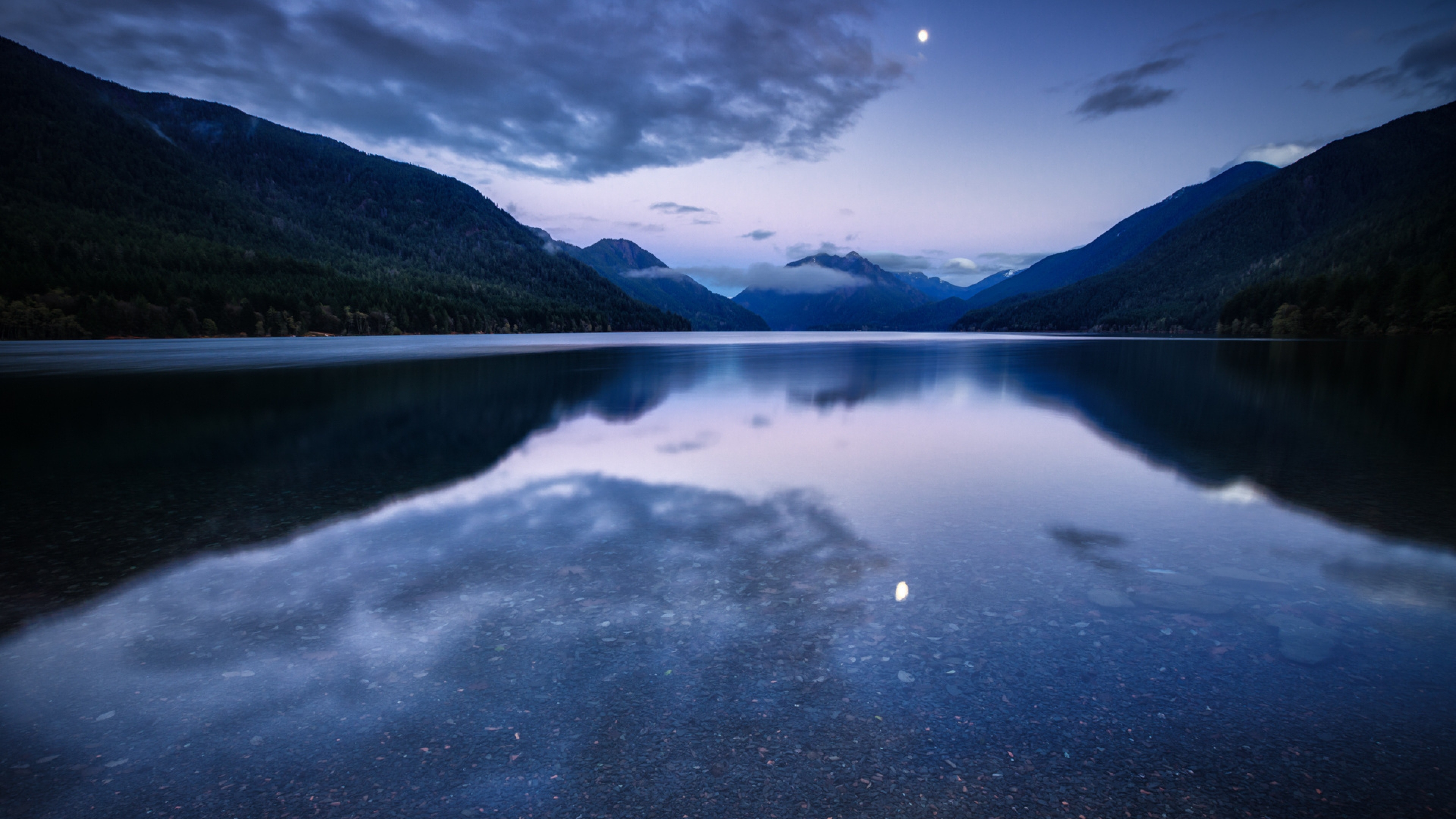 Lac Près de la Montagne Sous Des Nuages Blancs Pendant la Journée. Wallpaper in 3840x2160 Resolution