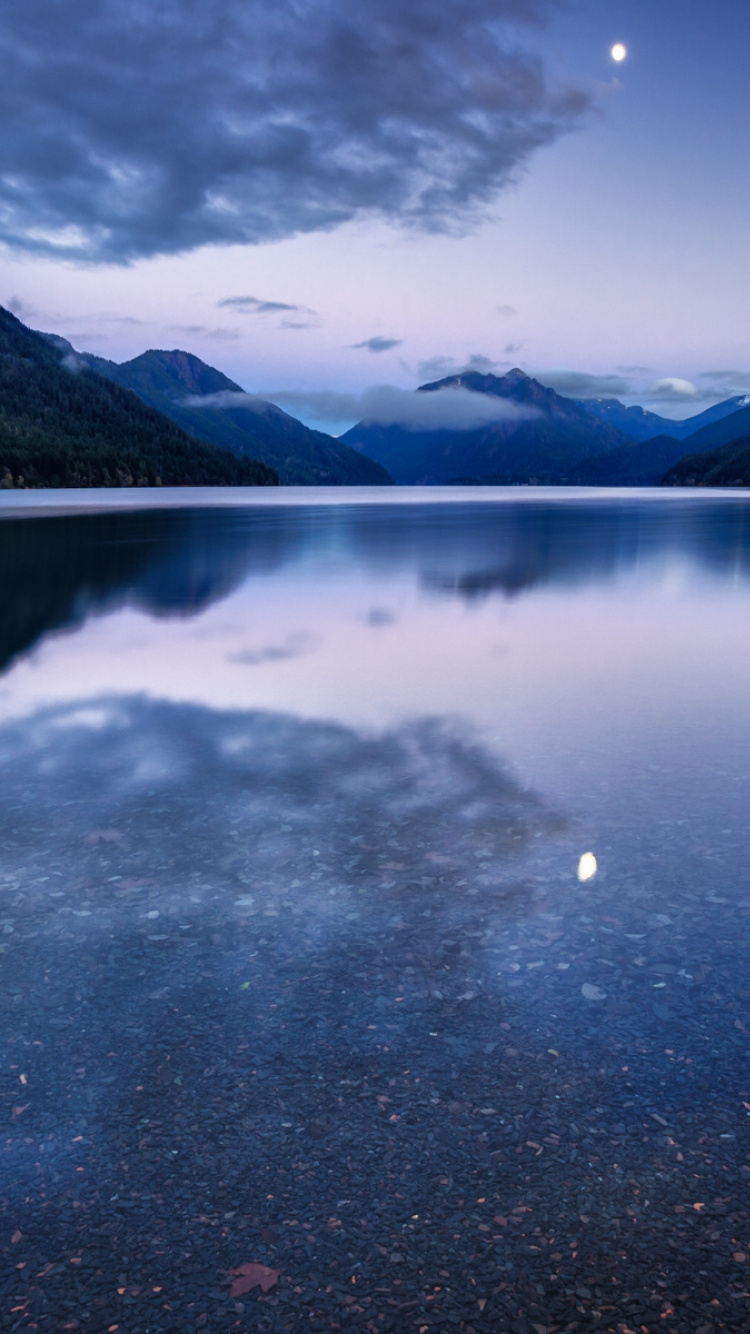 Lac Près de la Montagne Sous Des Nuages Blancs Pendant la Journée. Wallpaper in 750x1334 Resolution