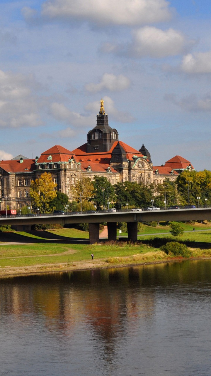 Braunes Und Graues Betongebäude in Der Nähe Des Flusses Unter Bewölktem Himmel Tagsüber. Wallpaper in 720x1280 Resolution