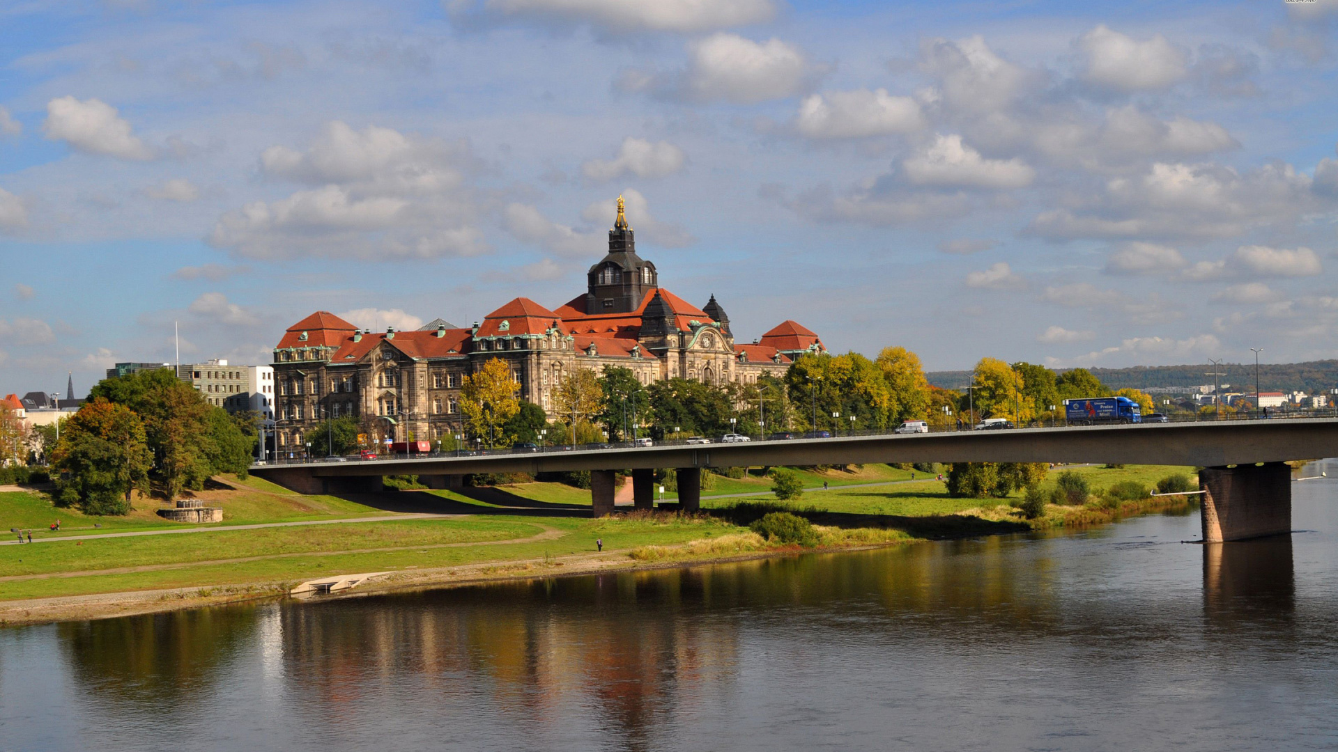 Bâtiment en Béton Brun et Gris Près de la Rivière Sous un Ciel Nuageux Pendant la Journée. Wallpaper in 1920x1080 Resolution