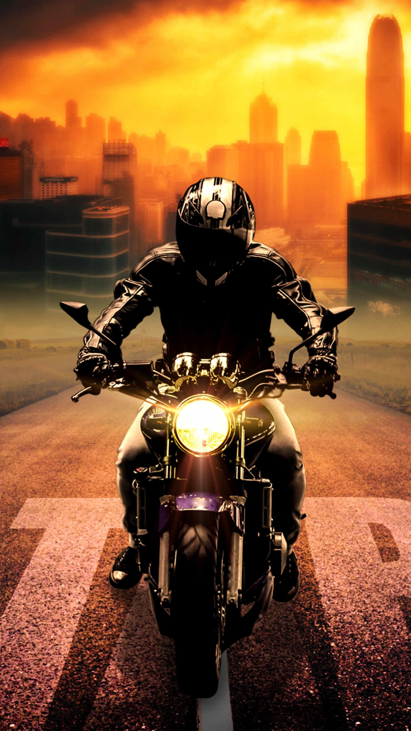 Mann Mit Schwarzem Helm, Der Tagsüber Motorrad Auf Der Straße Fährt. Wallpaper in 1440x2560 Resolution