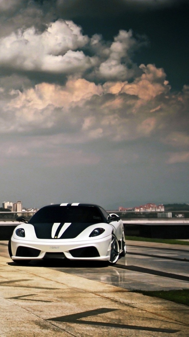 Coche Deportivo Rojo y Blanco en la Carretera Cerca de Los Edificios de la Ciudad Durante el Día. Wallpaper in 720x1280 Resolution