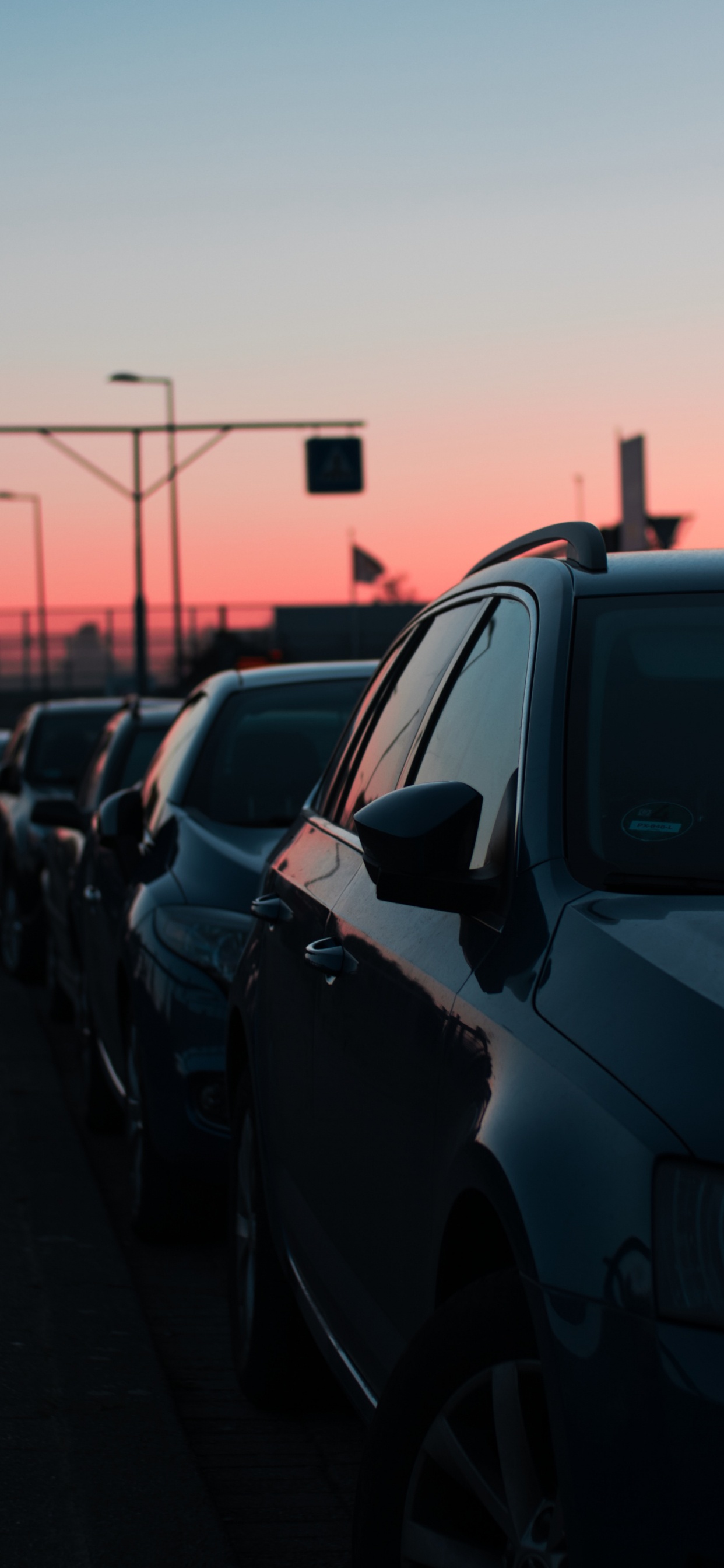 Voitures Garées Sur le Parking Pendant la Journée. Wallpaper in 1242x2688 Resolution