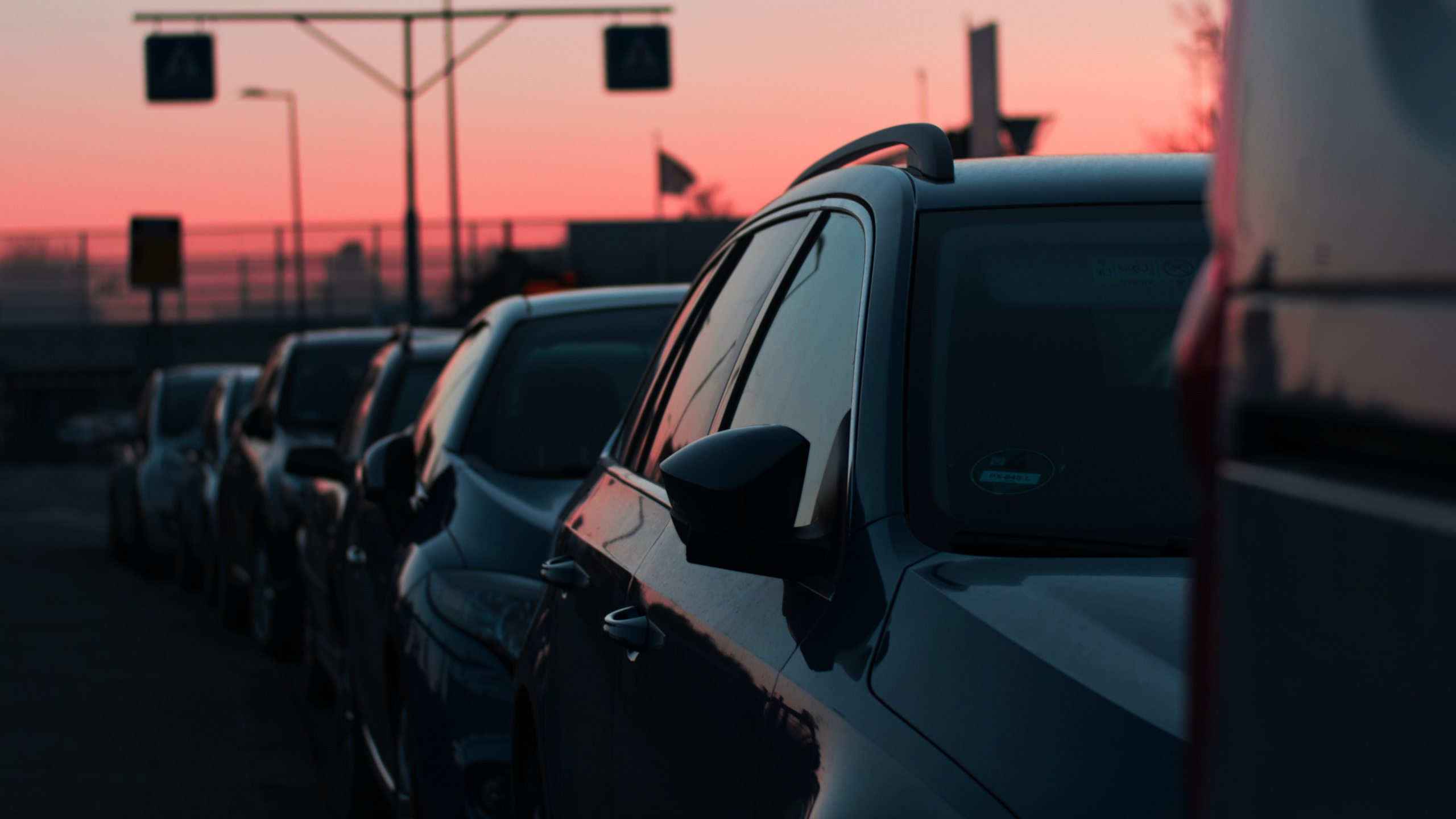 Automóviles Estacionados en el Estacionamiento Durante el Día. Wallpaper in 2560x1440 Resolution