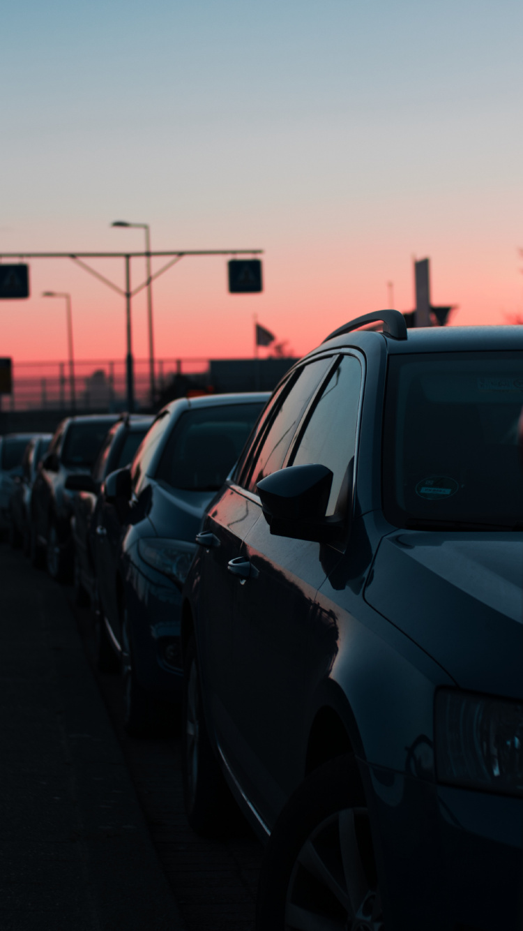 Automóviles Estacionados en el Estacionamiento Durante el Día. Wallpaper in 750x1334 Resolution