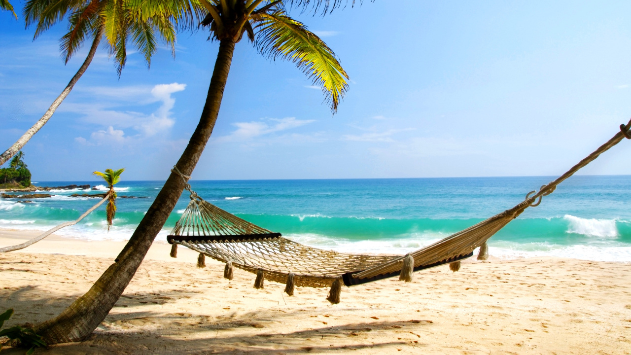 Chaise Longue de Plage en Bois Marron Sur la Plage Pendant la Journée. Wallpaper in 1280x720 Resolution