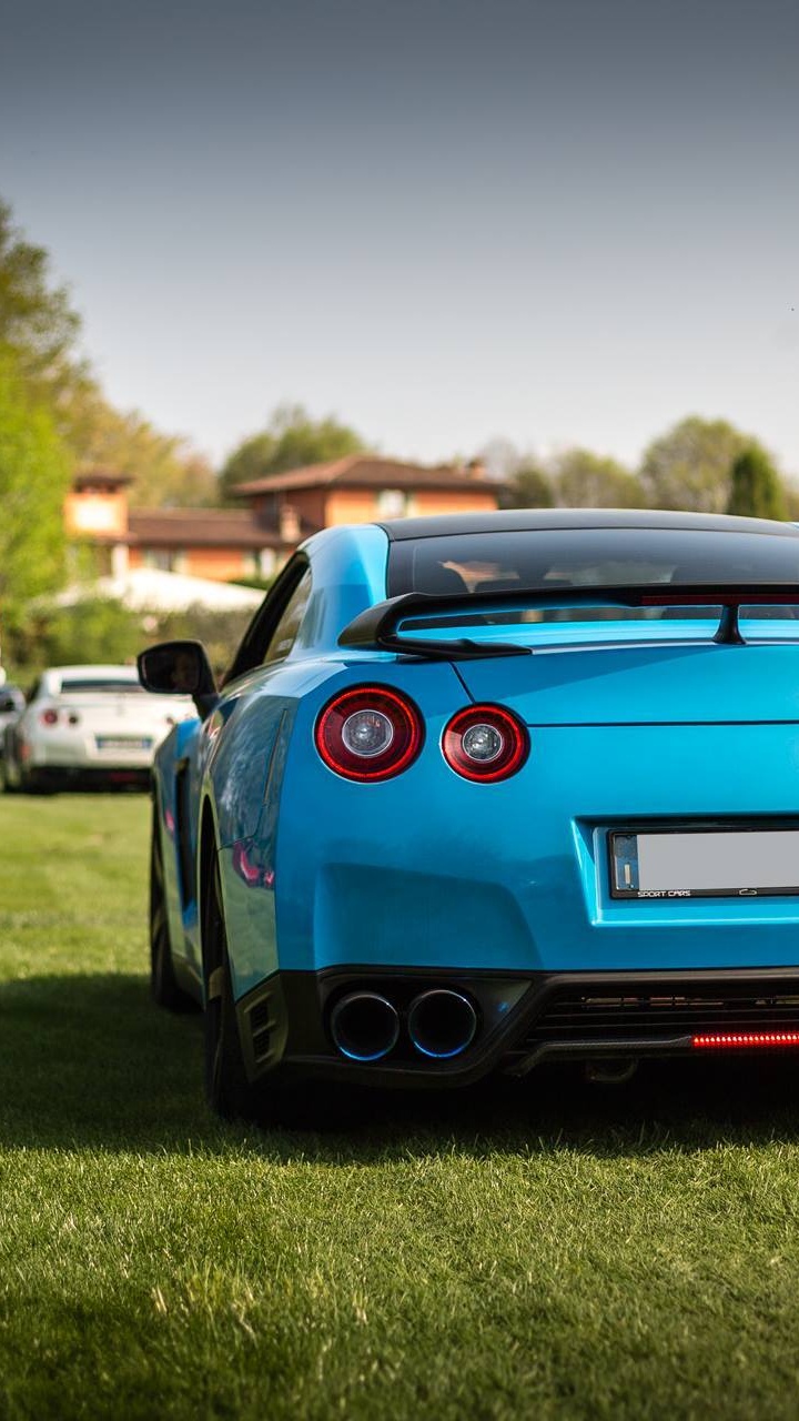BMW m 3 Azul en el Campo de Hierba Verde Durante el Día. Wallpaper in 720x1280 Resolution