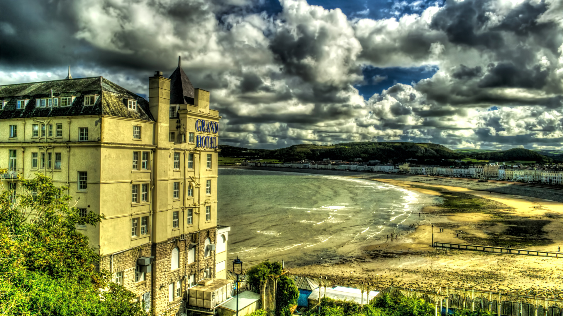 Edificio de Hormigón Marrón Cerca Del Cuerpo de Agua Bajo un Cielo Nublado Durante el Día. Wallpaper in 1920x1080 Resolution