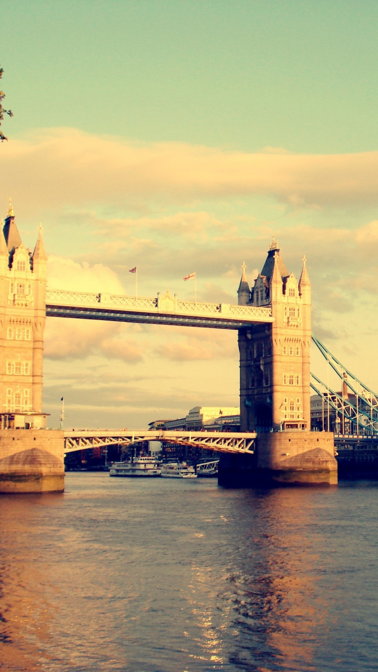 Puente Sobre el Río Durante la Puesta de Sol. Wallpaper in 750x1334 Resolution