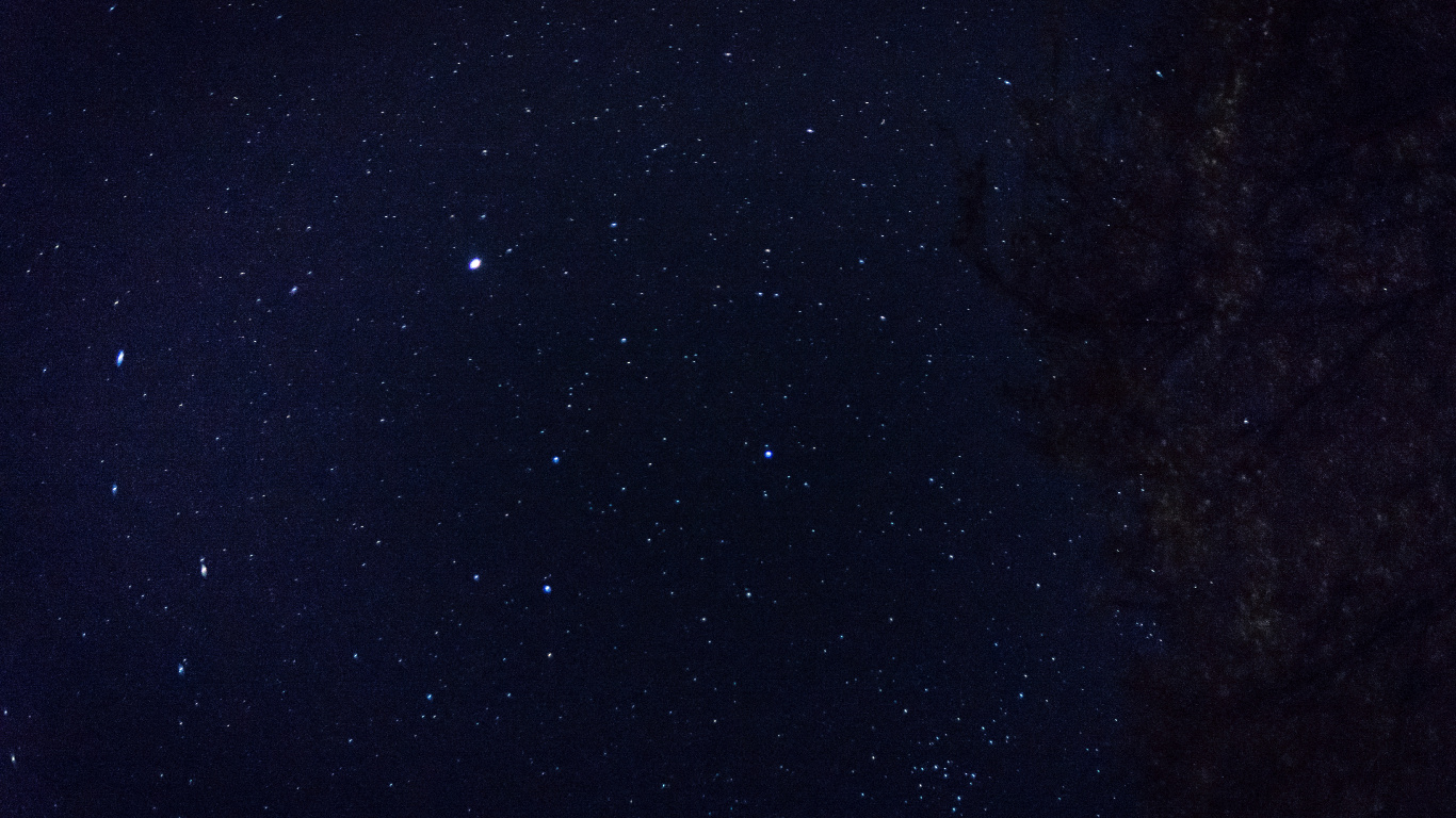 Nuit Étoilée en Noir et Blanc. Wallpaper in 1366x768 Resolution