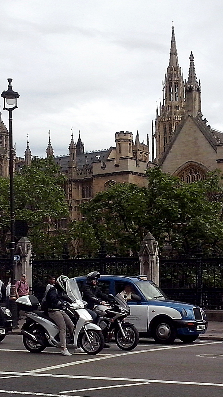 Personnes Marchant Dans la Rue Près Des Voitures et Des Bâtiments Pendant la Journée. Wallpaper in 750x1334 Resolution
