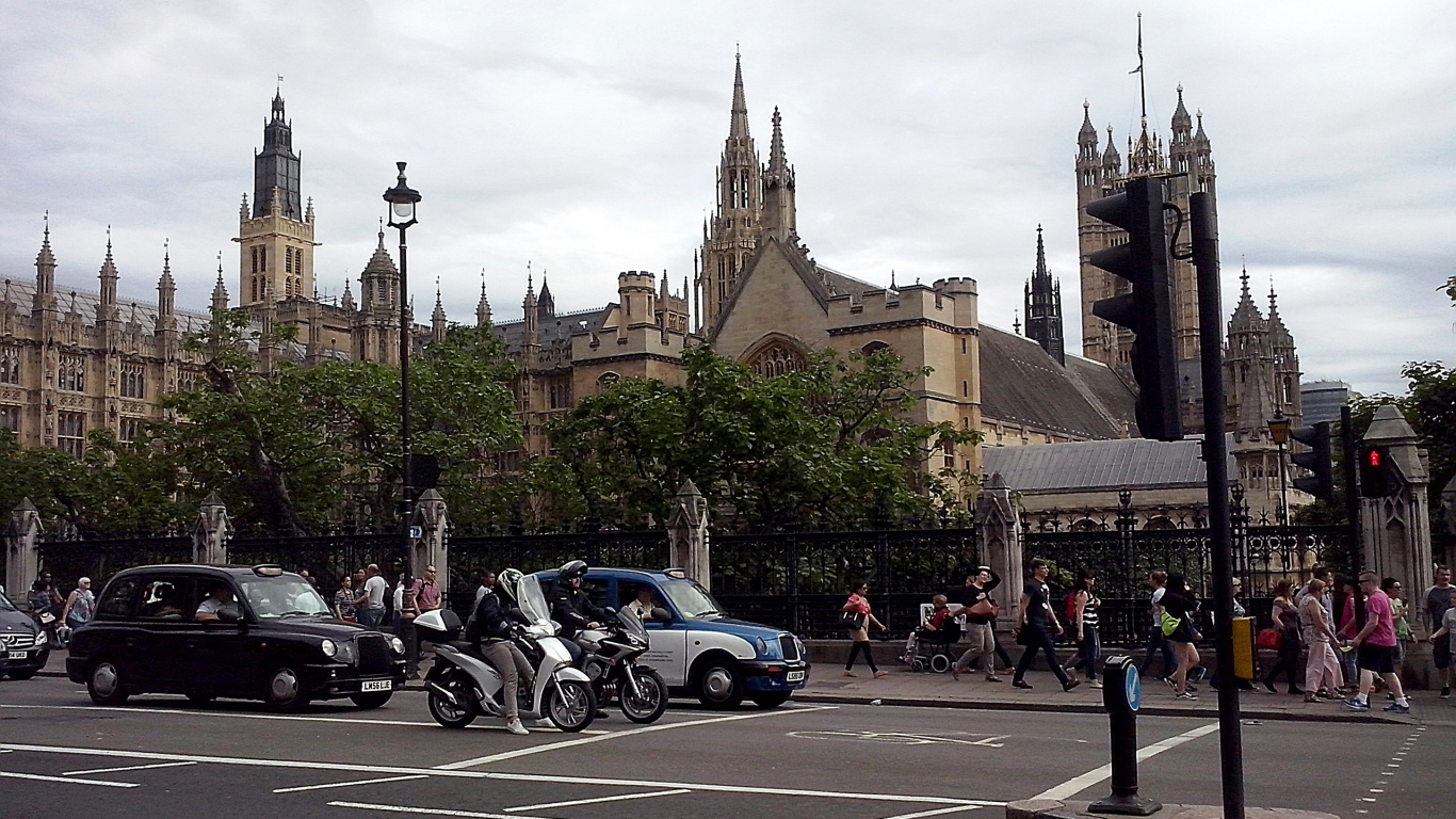 Gente Caminando en la Calle Cerca de Automóviles y Edificios Durante el Día. Wallpaper in 1366x768 Resolution