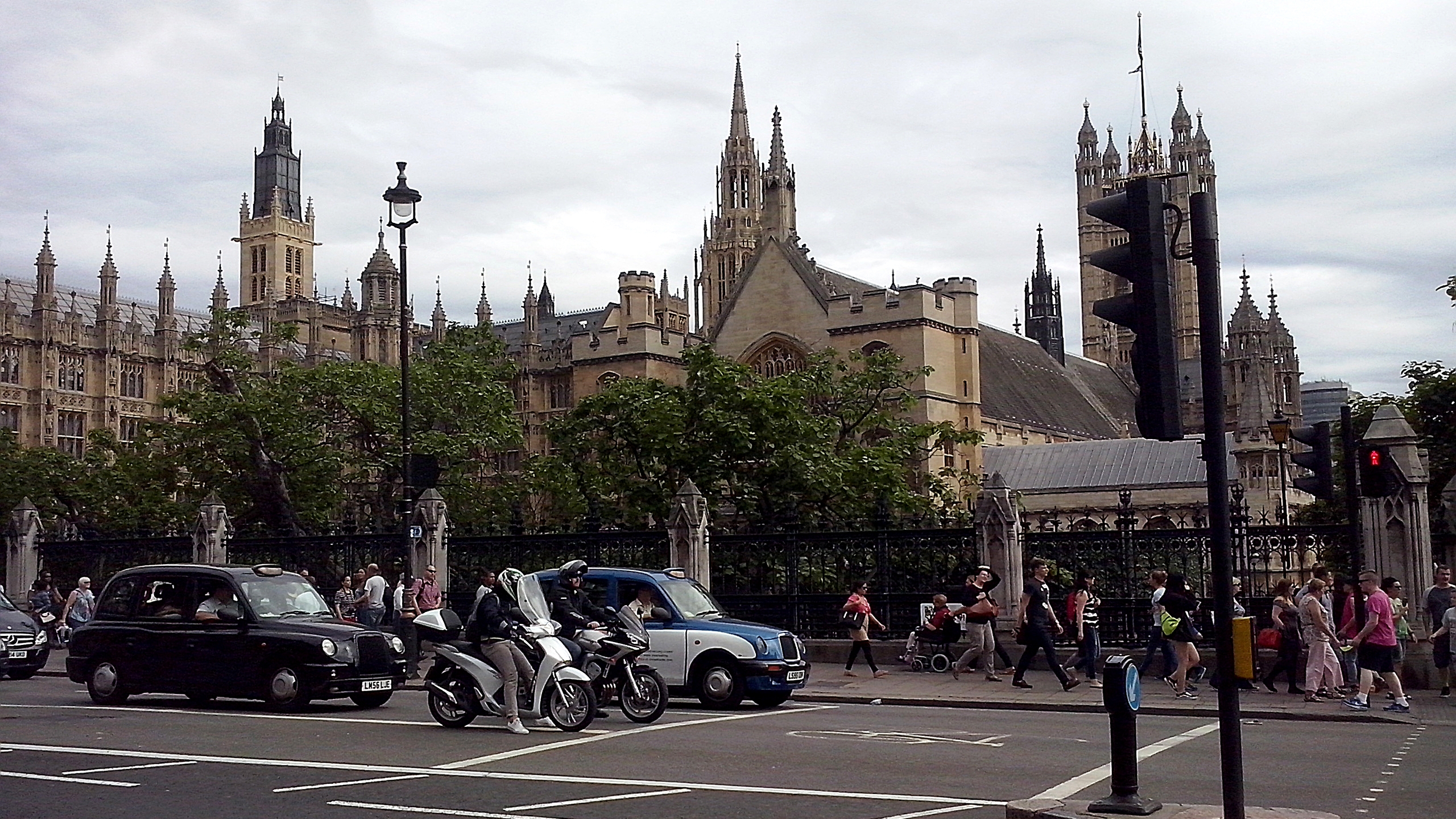 Gente Caminando en la Calle Cerca de Automóviles y Edificios Durante el Día. Wallpaper in 2560x1440 Resolution