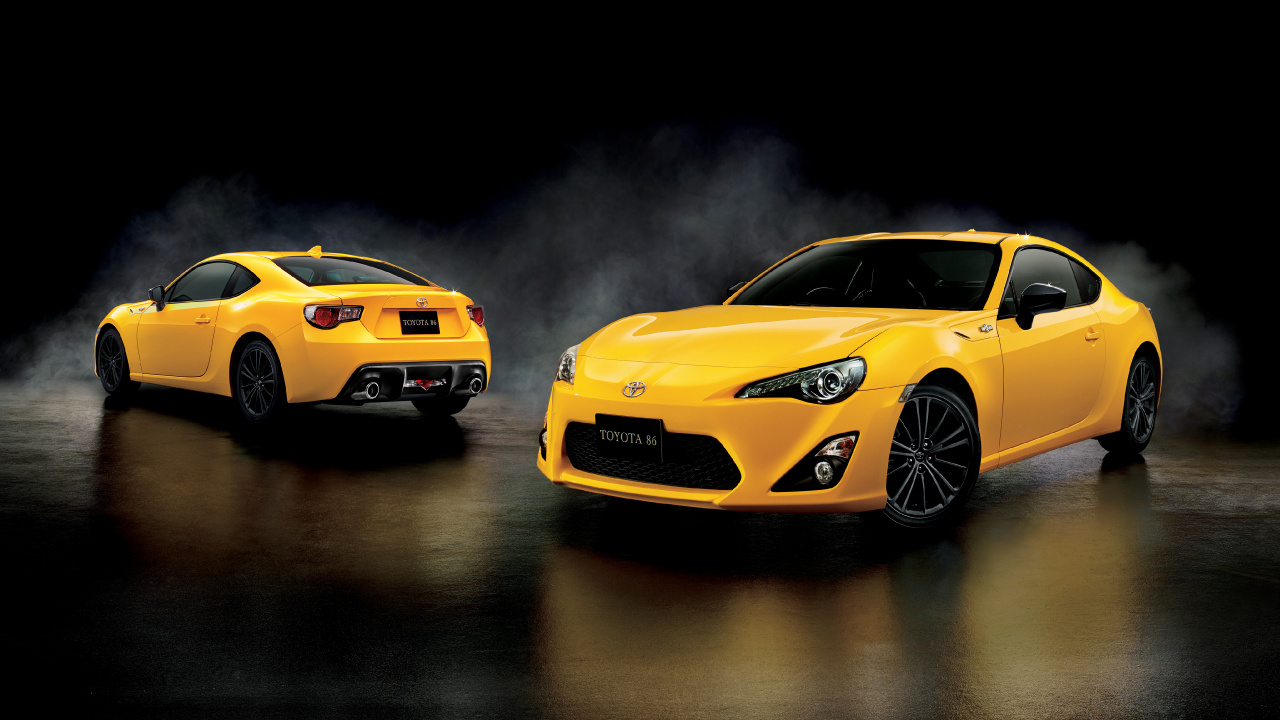 Yellow Chevrolet Camaro on Water. Wallpaper in 1280x720 Resolution