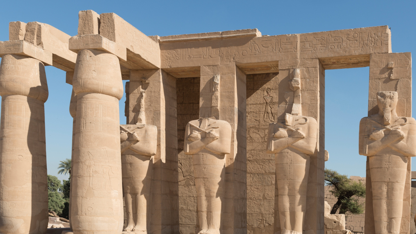 Edificio de Hormigón Marrón Bajo un Cielo Azul Durante el Día. Wallpaper in 1366x768 Resolution