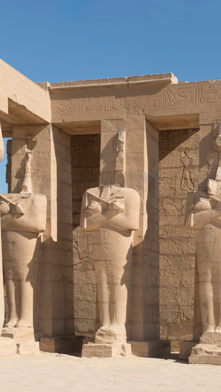 Bâtiment en Béton Brun Sous Ciel Bleu Pendant la Journée. Wallpaper in 720x1280 Resolution