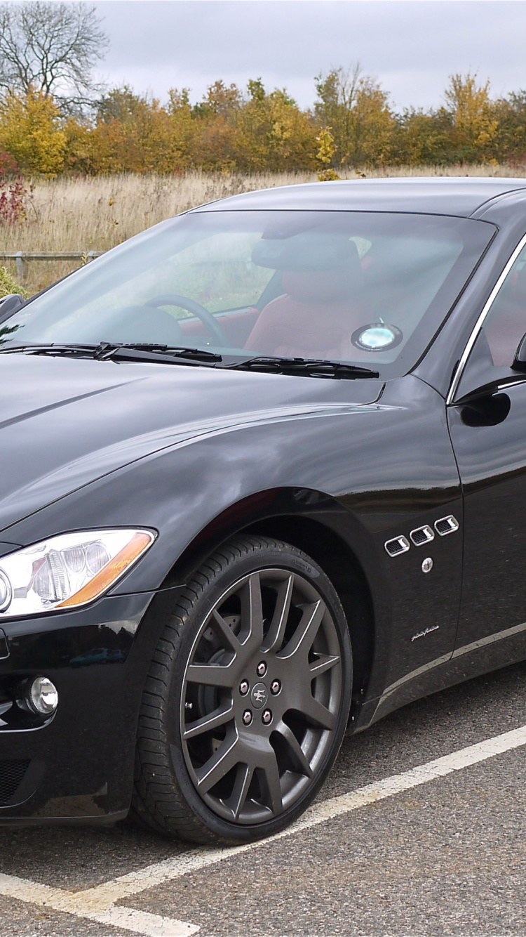 Mercedes Benz Coupe Negro en la Carretera Durante el Día. Wallpaper in 750x1334 Resolution