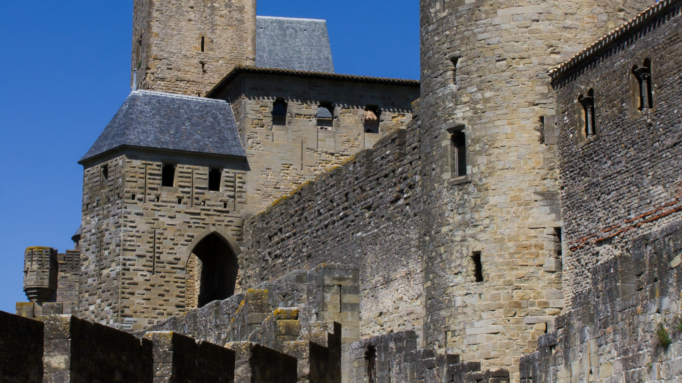 Grey Concrete Castle Under Blue Sky During Daytime. Wallpaper in 1366x768 Resolution