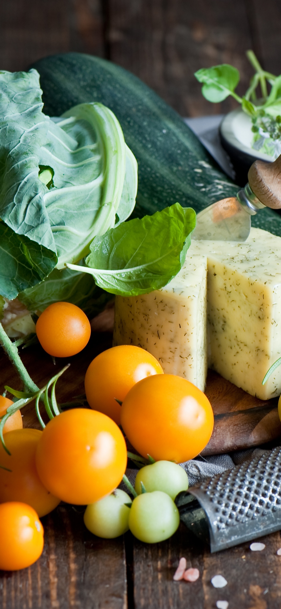 Frutas Naranjas y Vegetales Verdes. Wallpaper in 1125x2436 Resolution