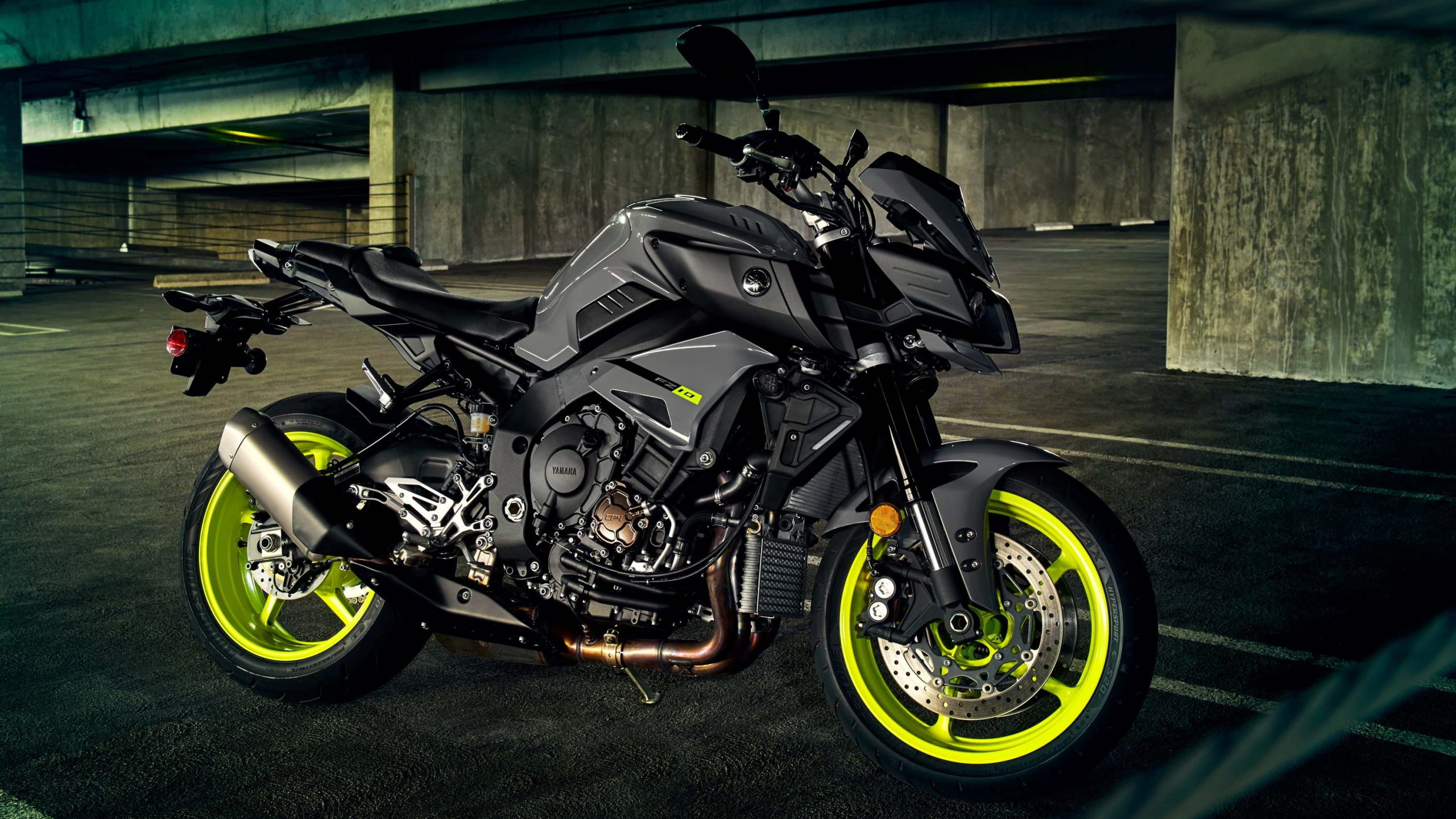 Black and Gray Sports Bike Parked on Gray Concrete Floor. Wallpaper in 2560x1440 Resolution