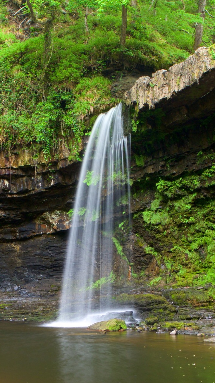 Wasserfälle Auf Braunem Felsigem Berg Tagsüber. Wallpaper in 720x1280 Resolution