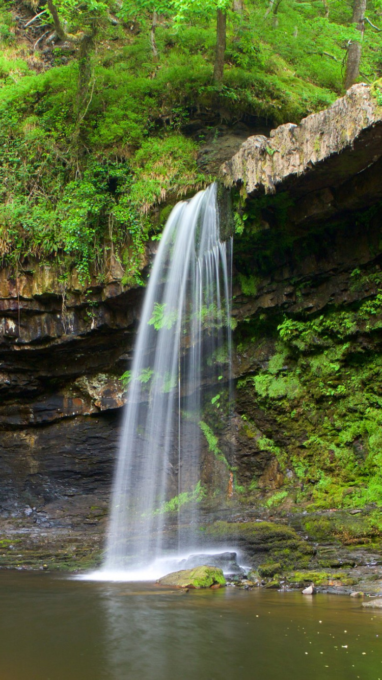 Wasserfälle Auf Braunem Felsigem Berg Tagsüber. Wallpaper in 750x1334 Resolution