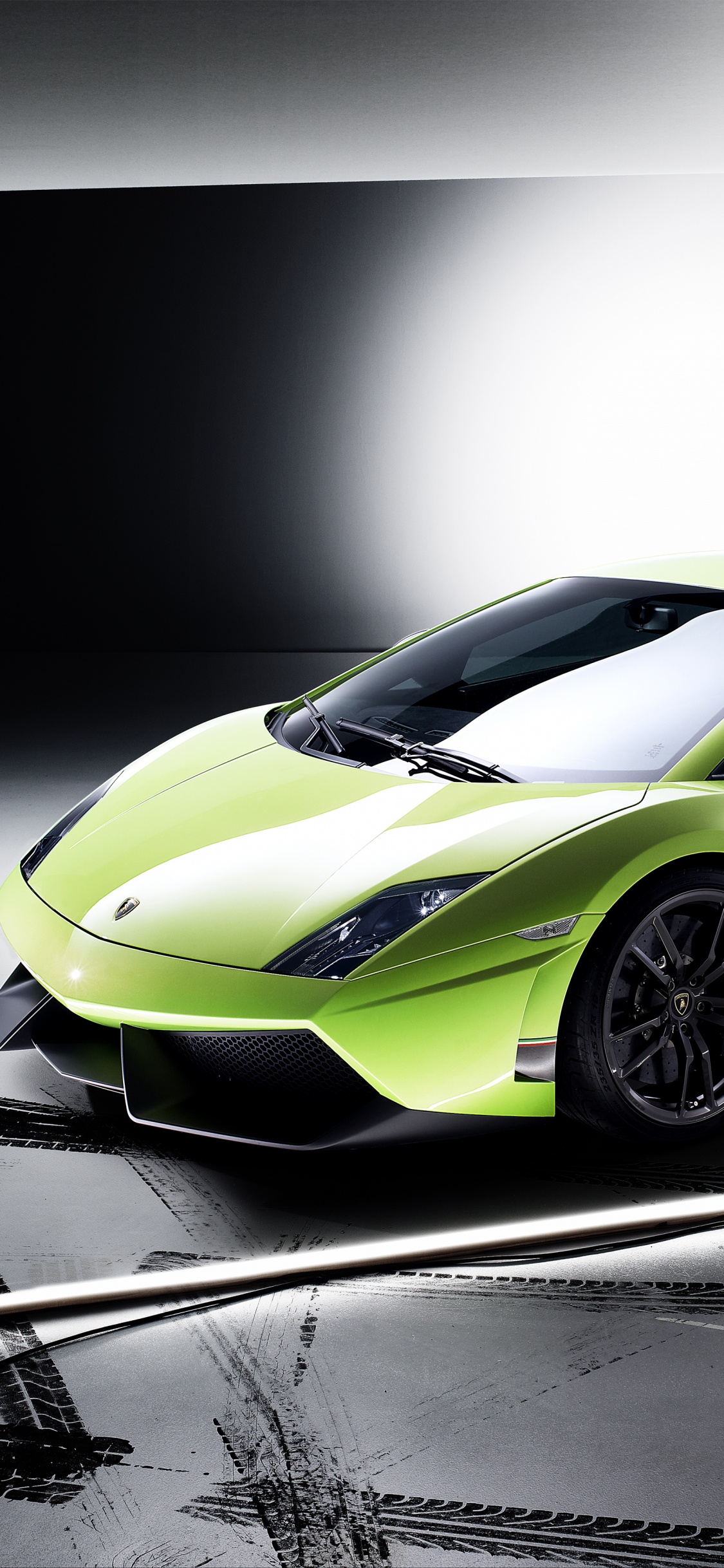 Grüner Lamborghini Aventador Auf Grauem Bürgersteig. Wallpaper in 1125x2436 Resolution