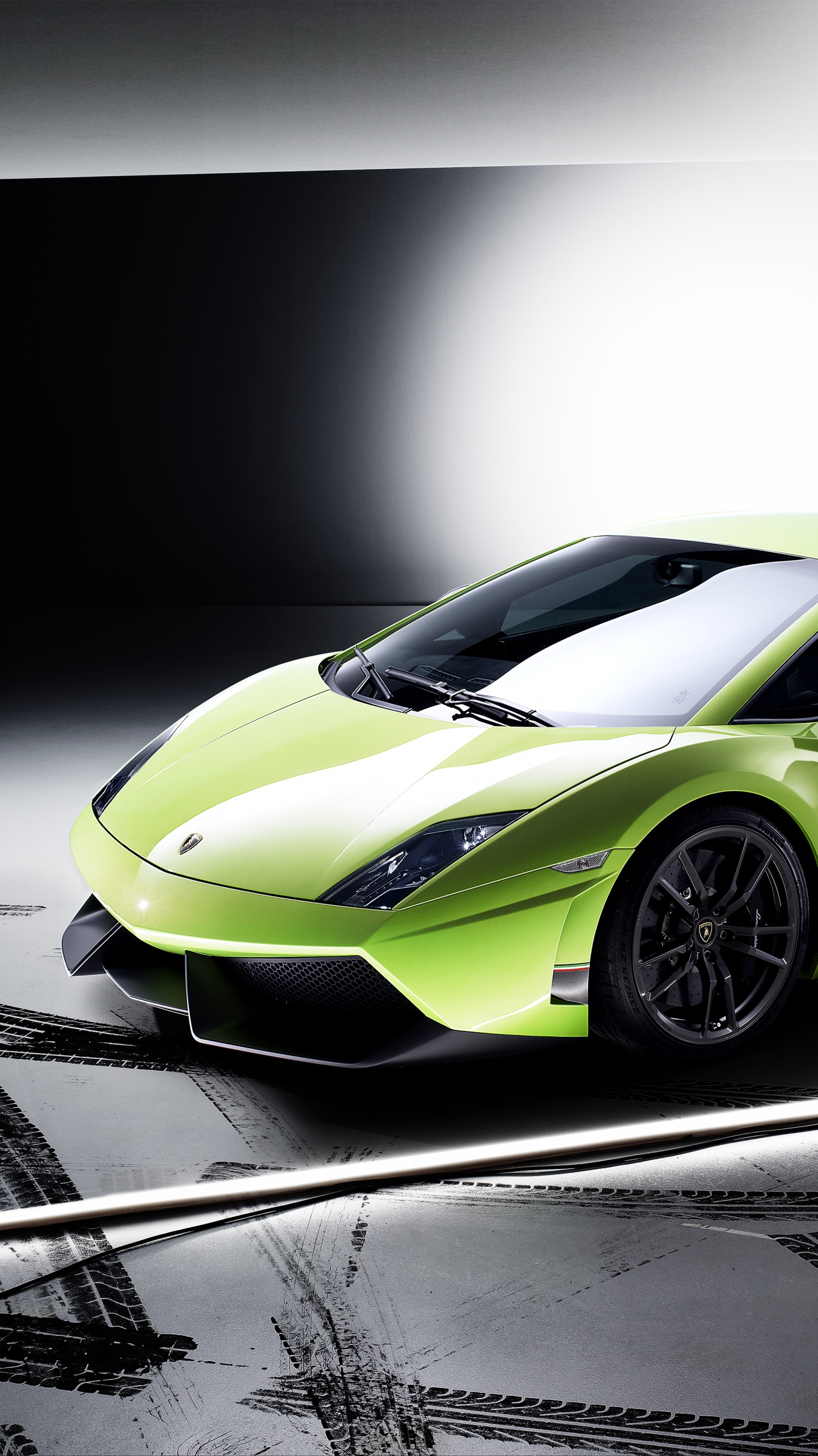 Lamborghini Aventador Verde Sobre Pavimento Gris. Wallpaper in 1440x2560 Resolution