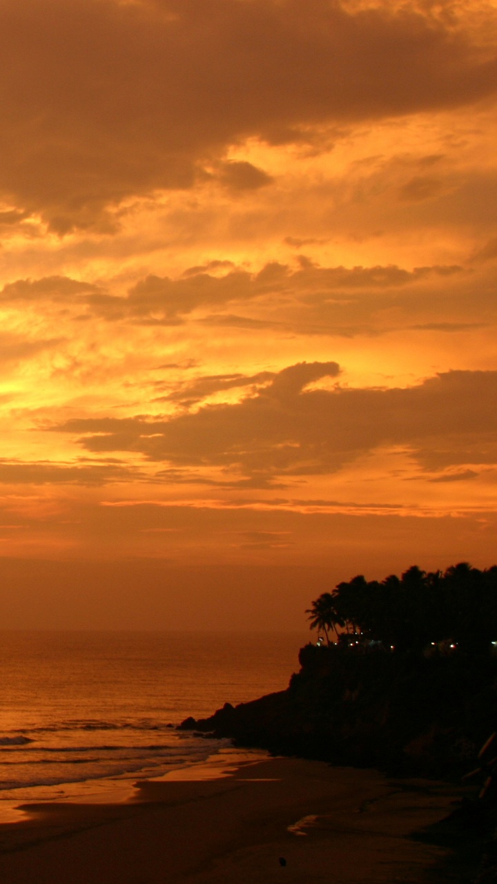 Plan D'eau Sous un Ciel Nuageux au Coucher du Soleil. Wallpaper in 720x1280 Resolution