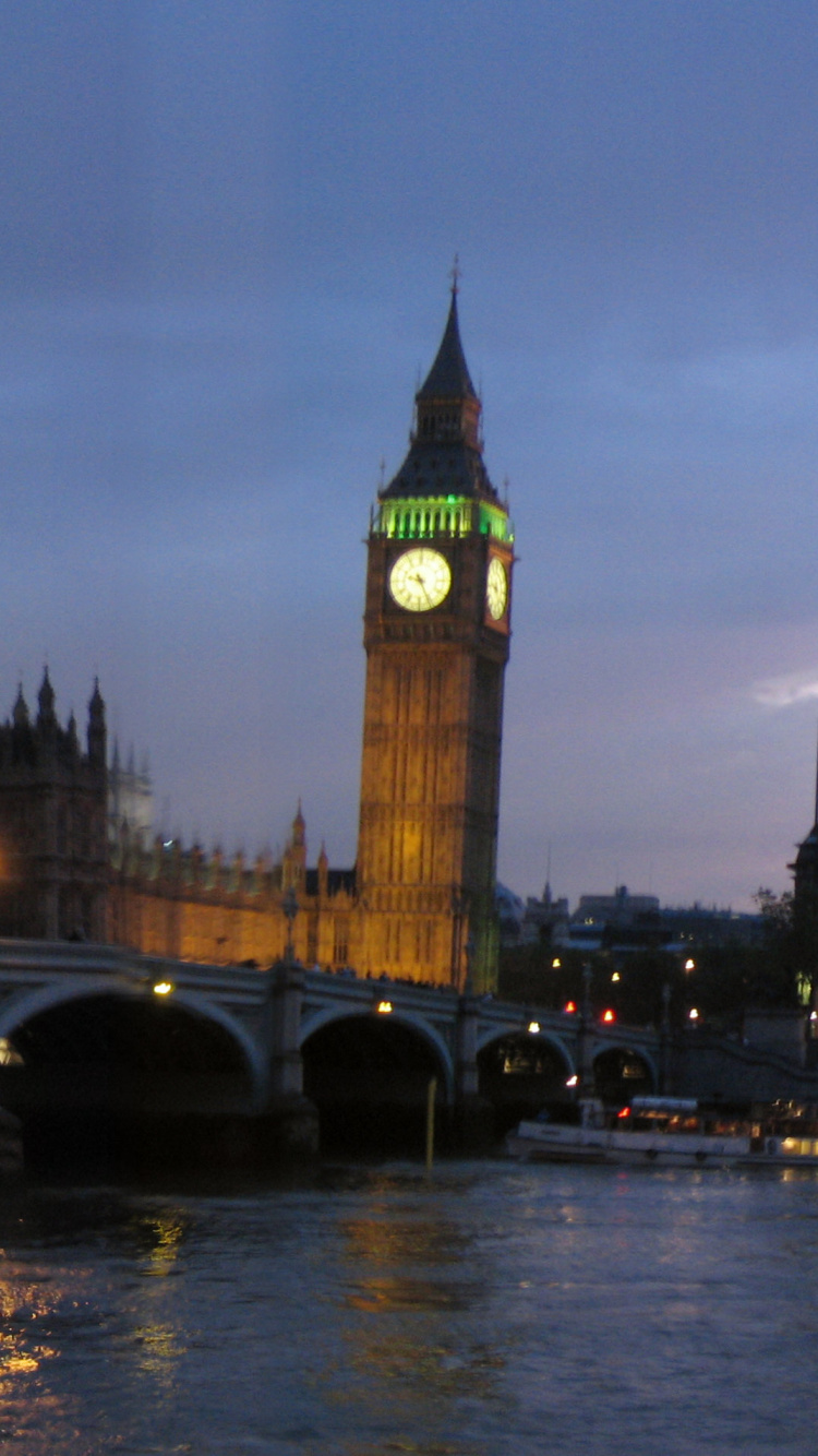 Silhouette du Bâtiment Près du Plan D'eau Pendant le Coucher du Soleil. Wallpaper in 750x1334 Resolution