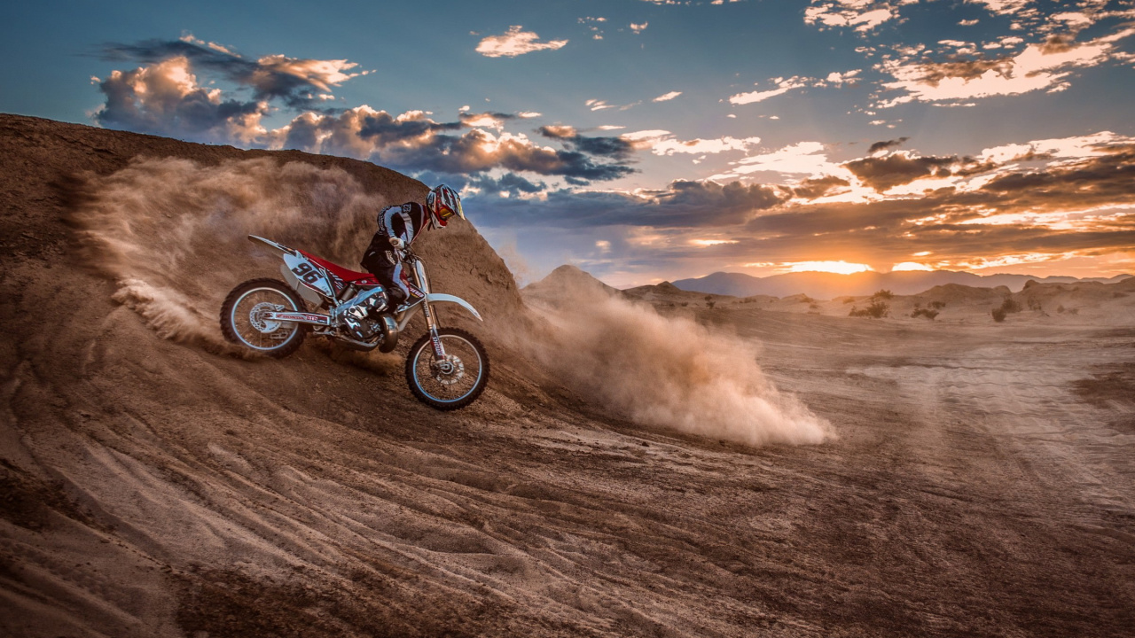 Hombre Montando Motocross Dirt Bike Sobre Arena Marrón Durante el Día. Wallpaper in 1280x720 Resolution