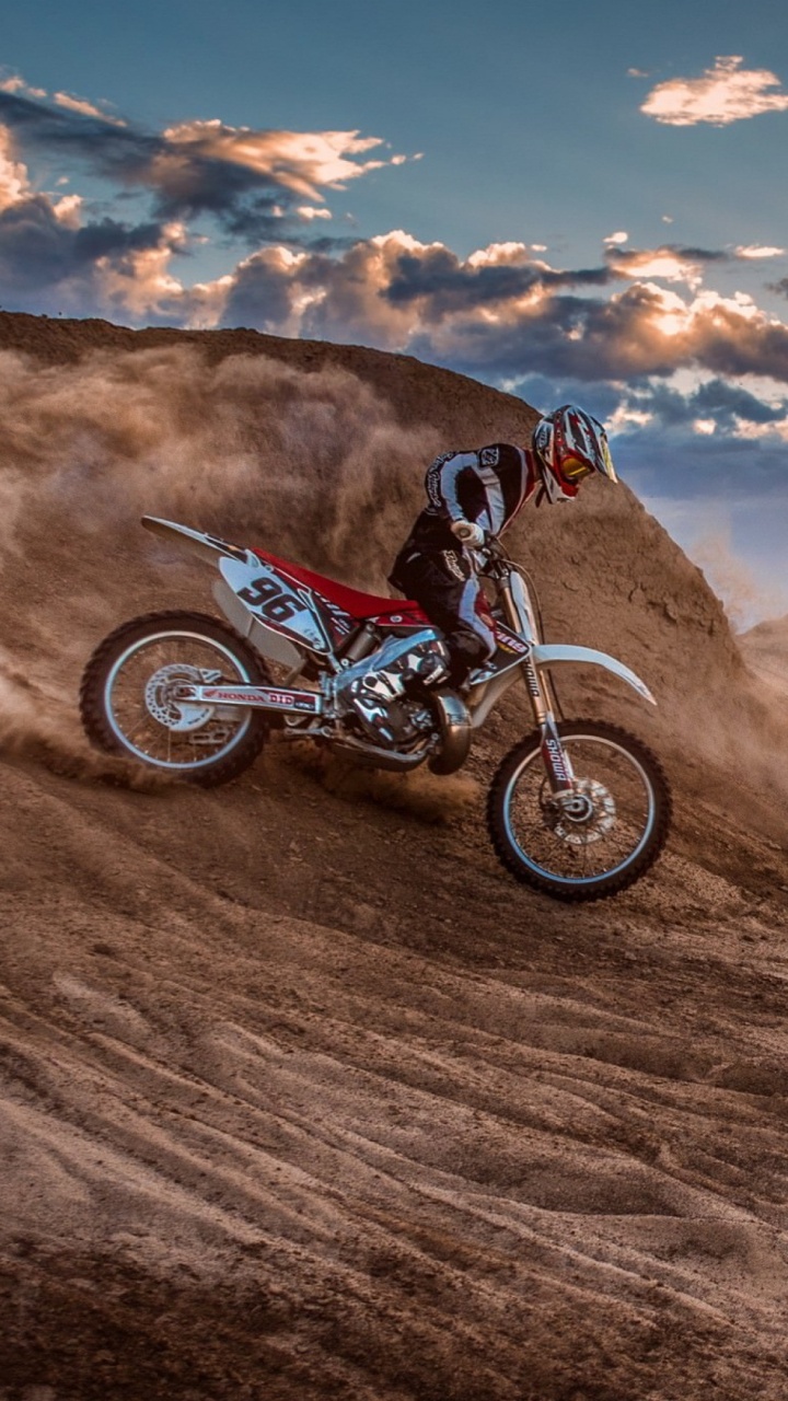 Mann, Der Tagsüber Motocross-Dirtbike Auf Braunem Sand Fährt. Wallpaper in 720x1280 Resolution