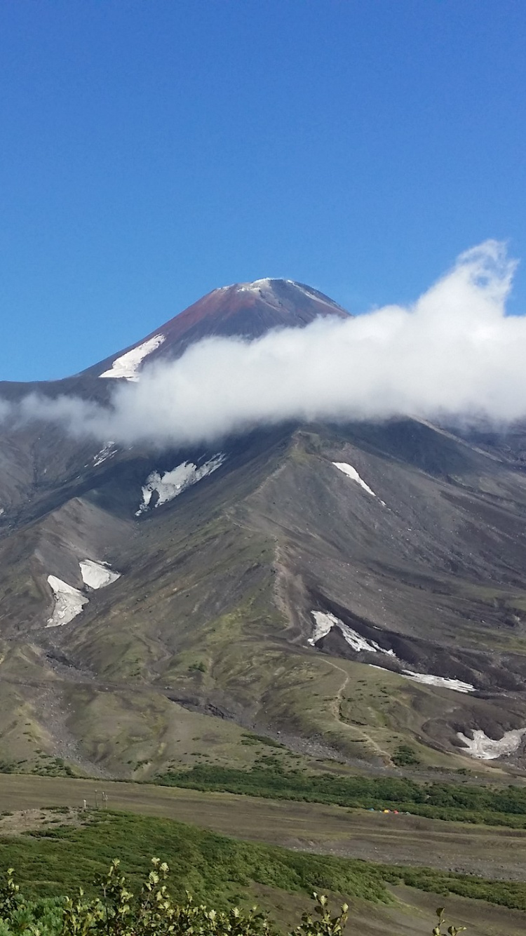 Green and Gray Mountain Under Blue Sky During Daytime. Wallpaper in 750x1334 Resolution