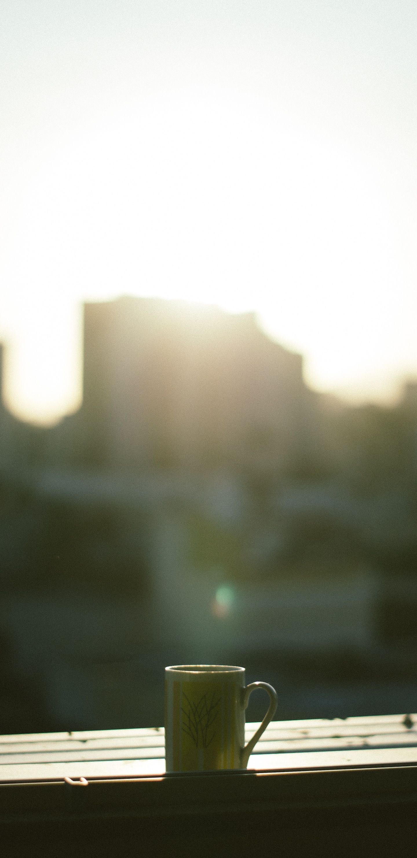 Tasse en Céramique Blanche Sur Table. Wallpaper in 1440x2960 Resolution