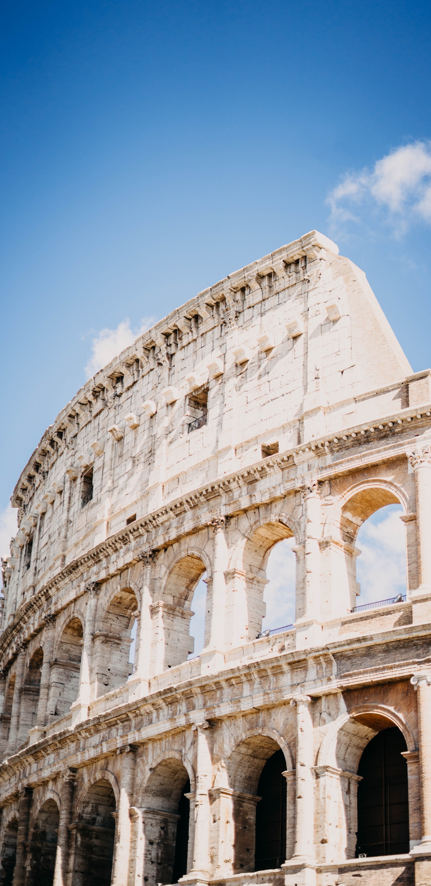Bâtiment en Béton Blanc Sous Ciel Bleu Pendant la Journée. Wallpaper in 1440x2960 Resolution