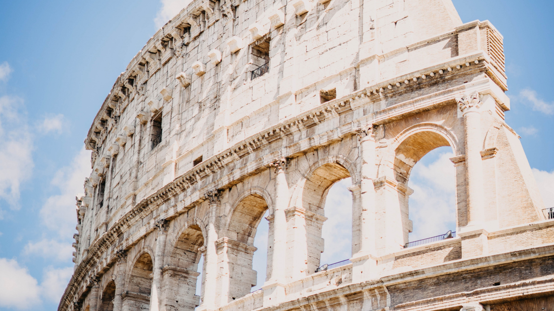 Bâtiment en Béton Blanc Sous Ciel Bleu Pendant la Journée. Wallpaper in 1920x1080 Resolution