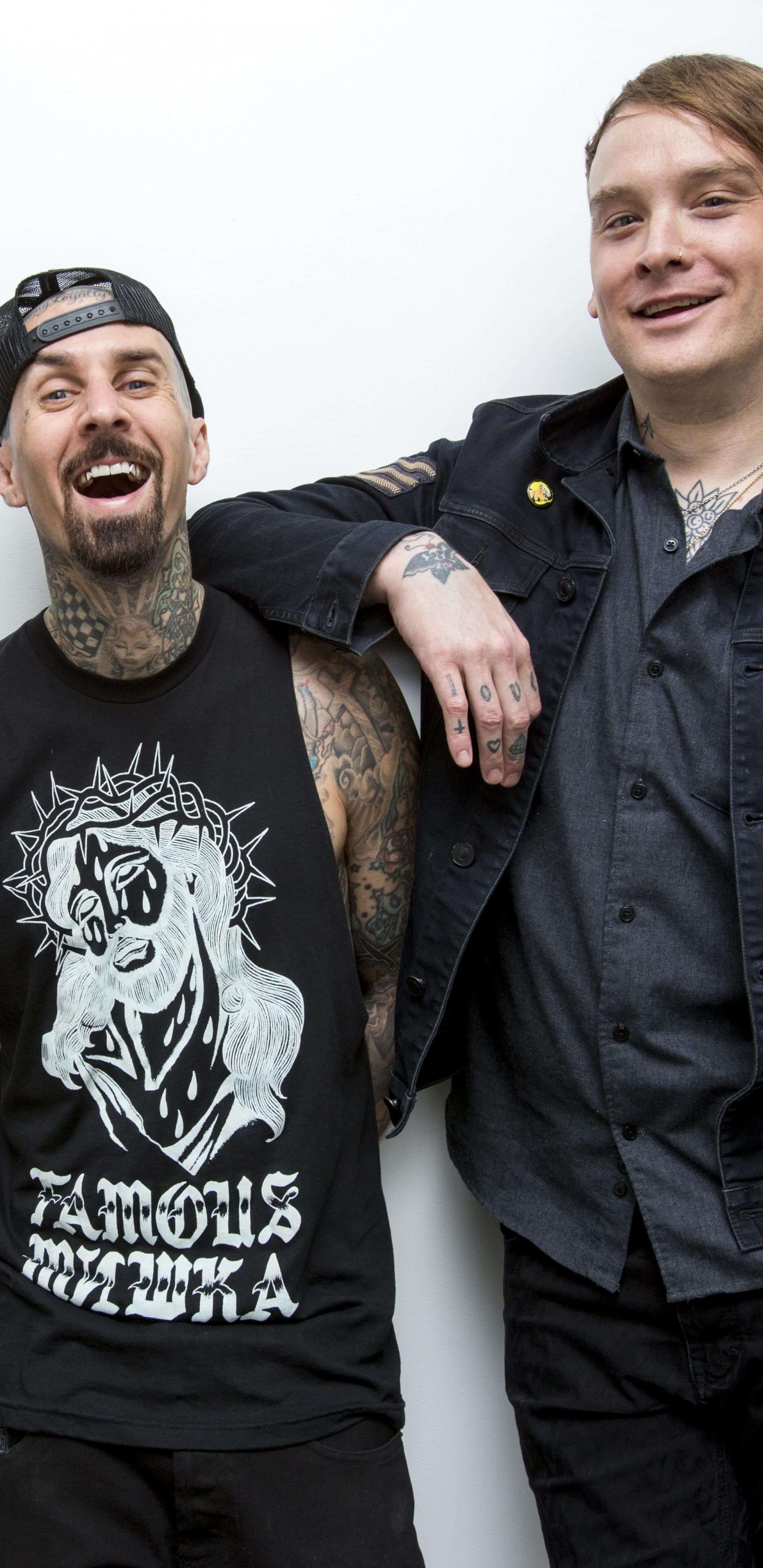 Matt Skiba, Travis Barker, Blink-182, Handumdrehen, Kalifornien. Wallpaper in 1440x2960 Resolution